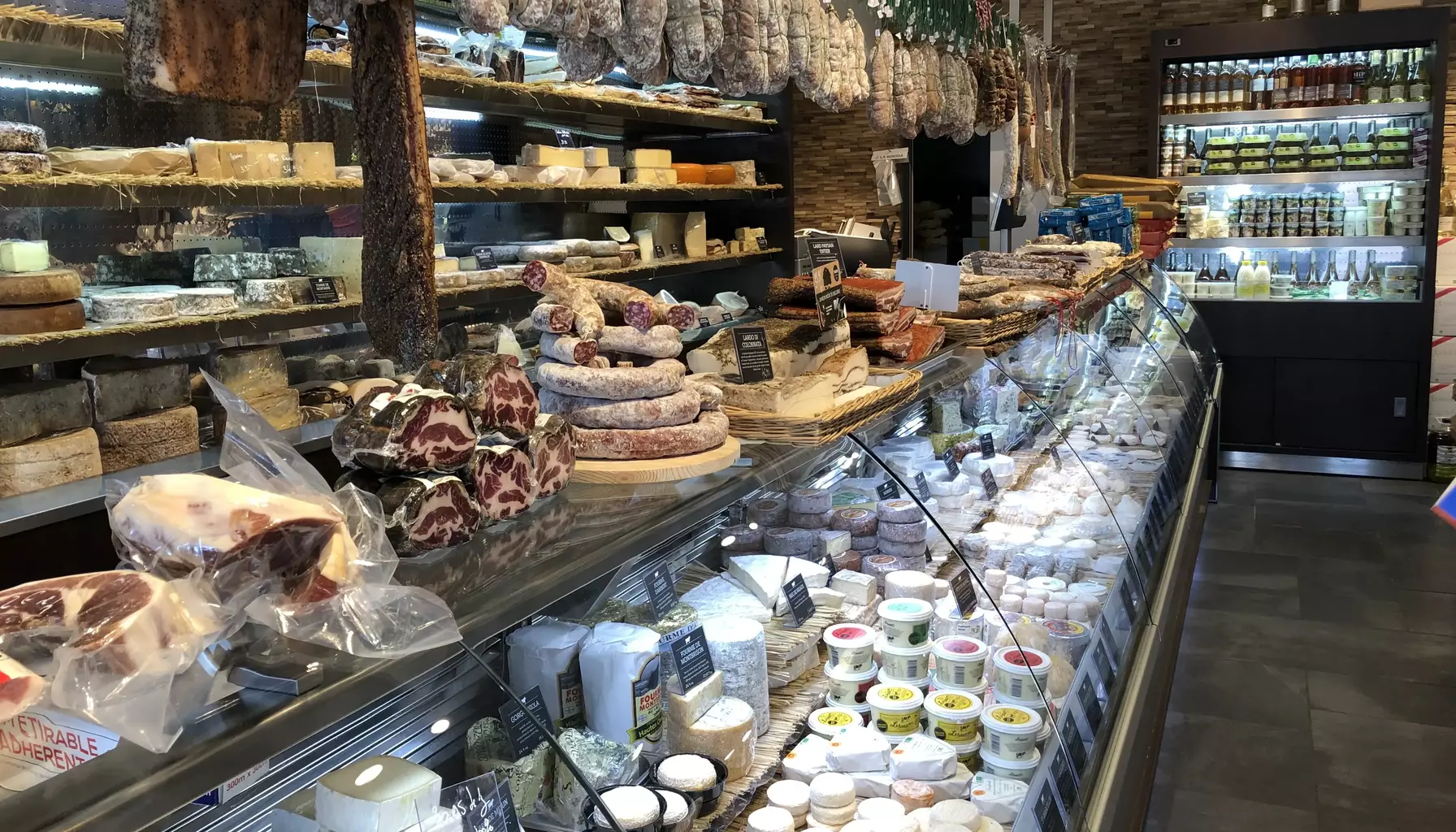Vitrine fromagerie et crèmerie