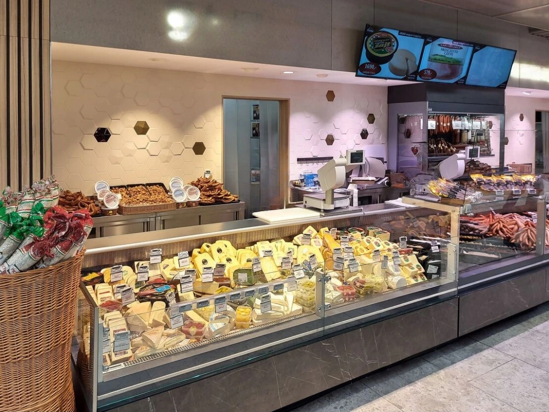 Vitrine fromagerie et crèmerie