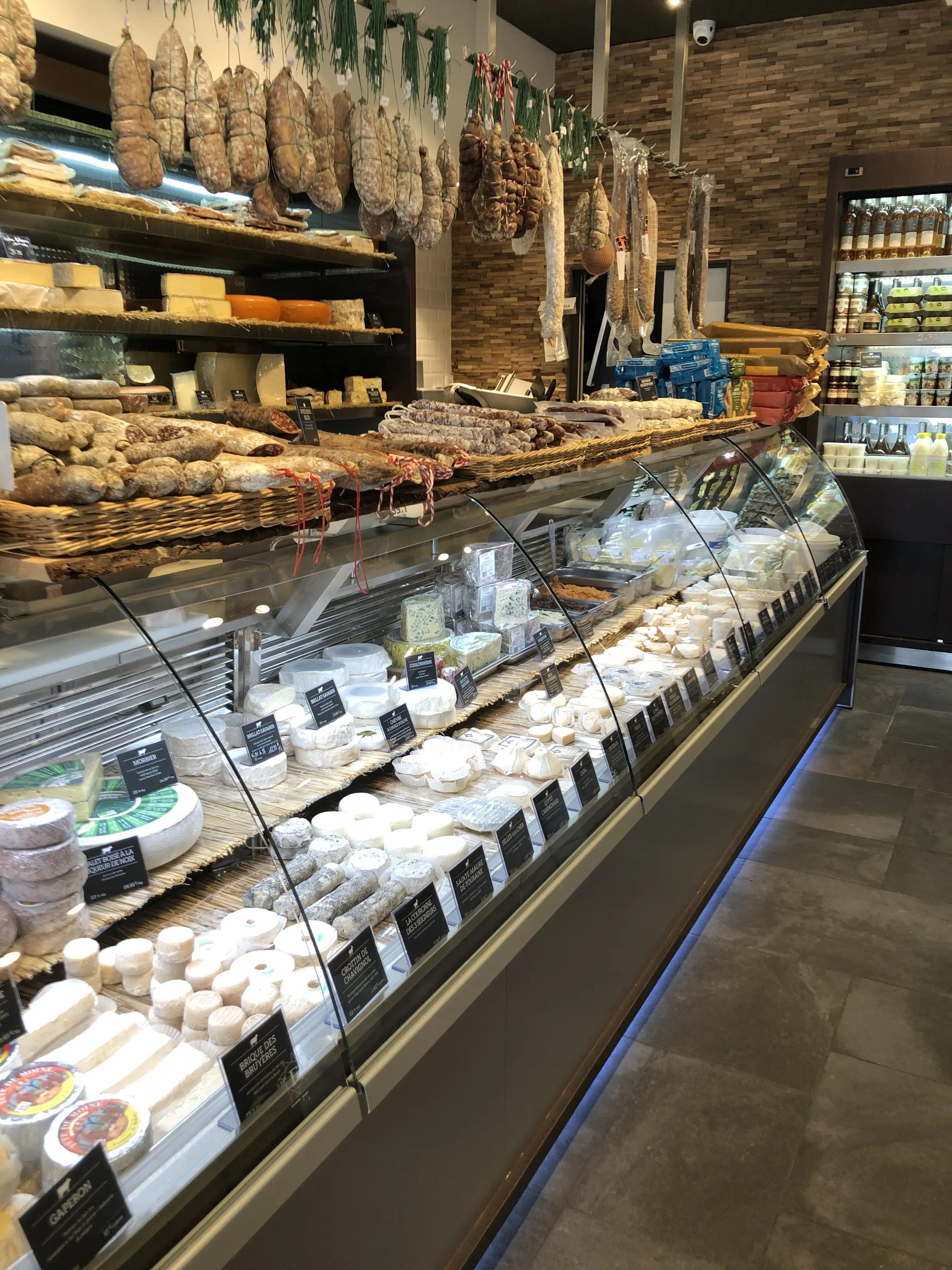 Vitrine fromagerie et crèmerie