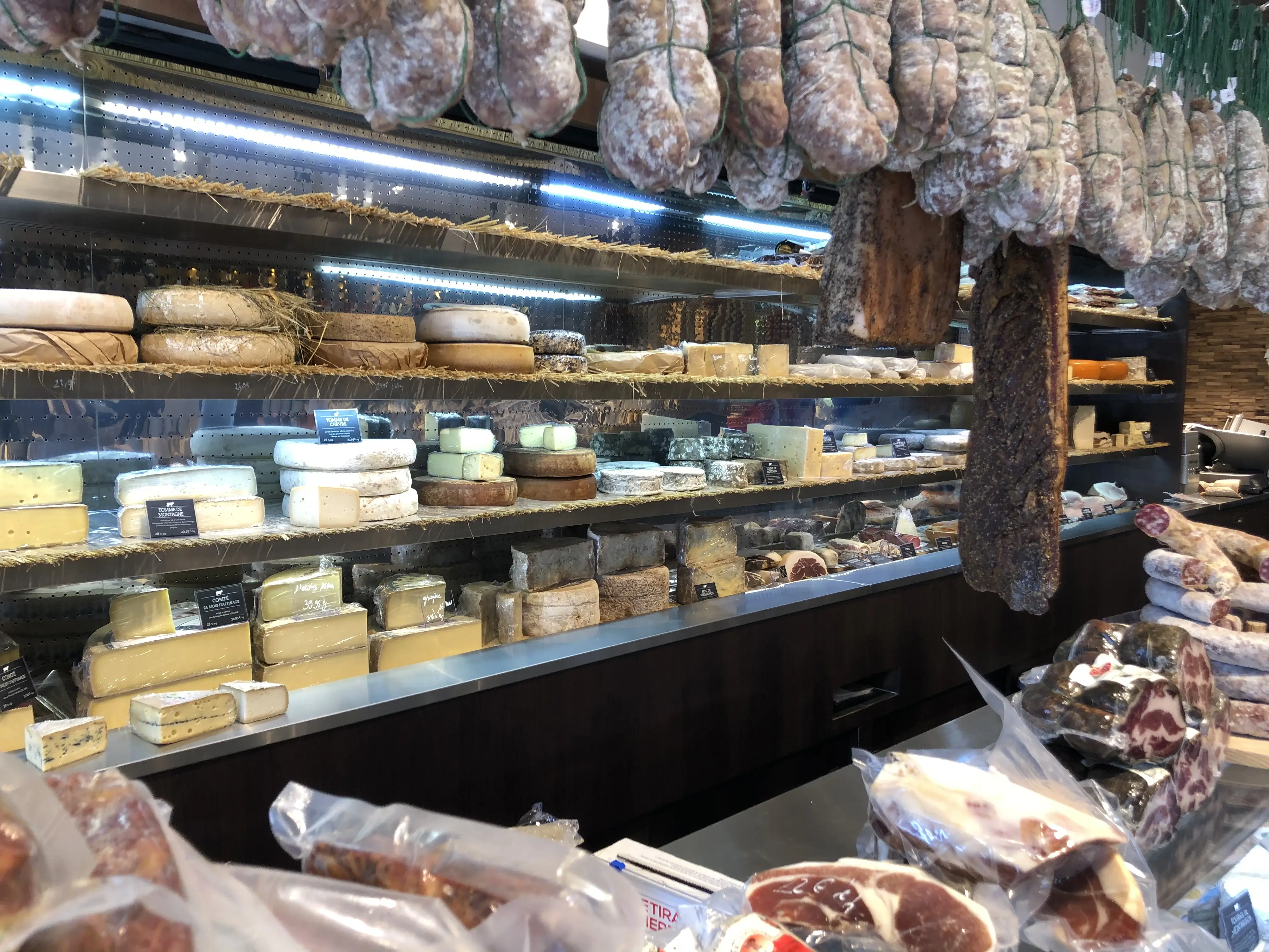 Vitrine fromagerie et crèmerie