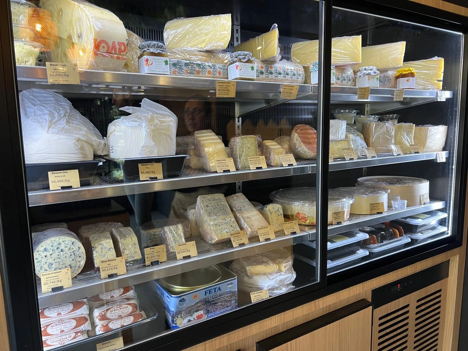 Vitrine fromagerie et crèmerie