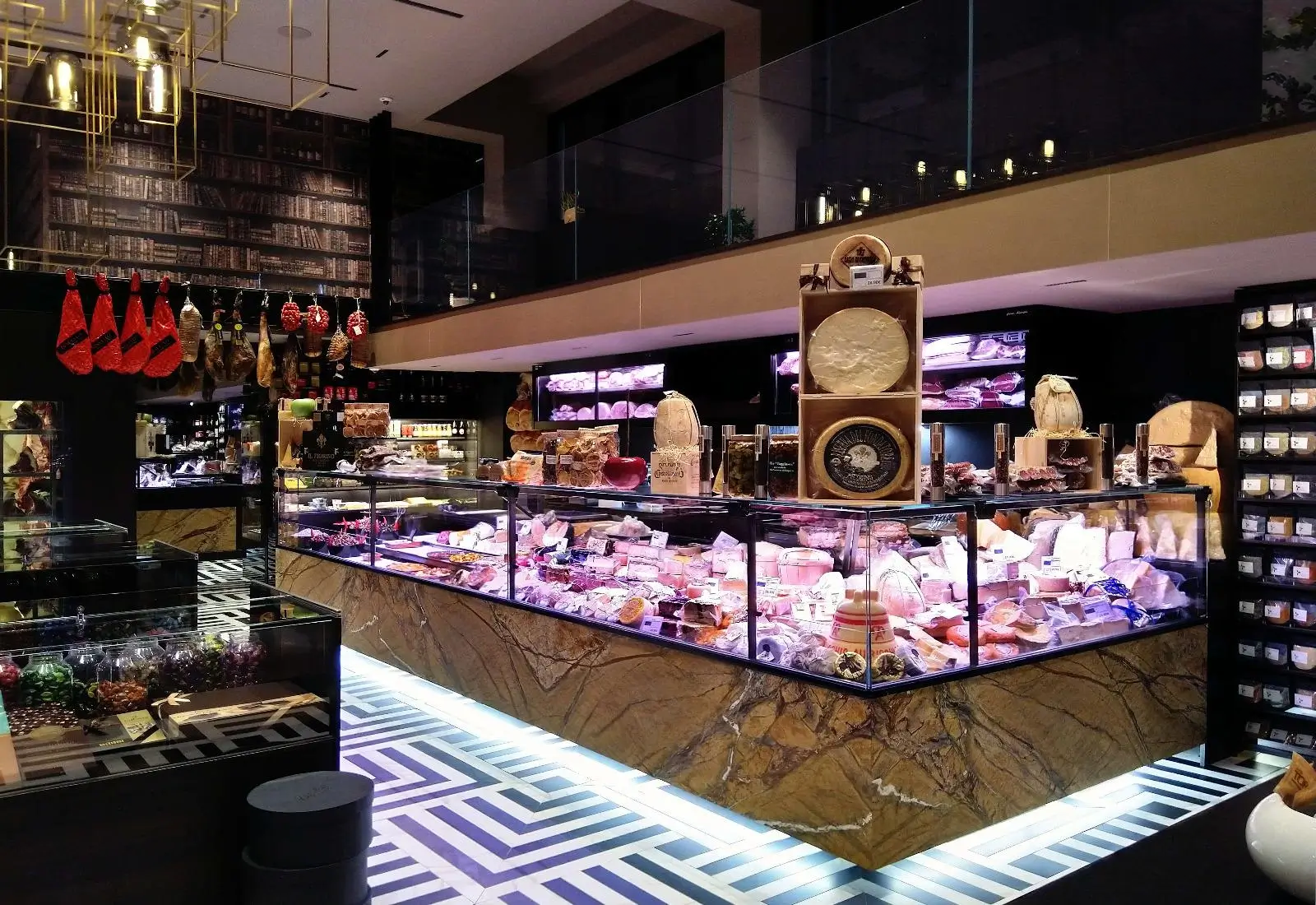 Vitrine fromagerie et crèmerie