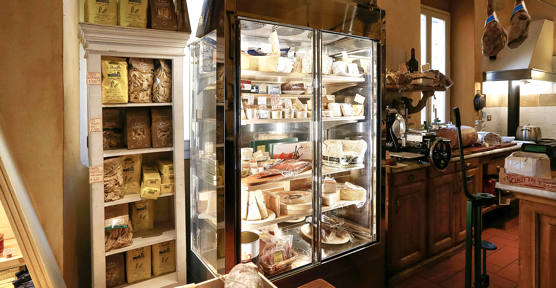 Vitrine fromagerie et crèmerie