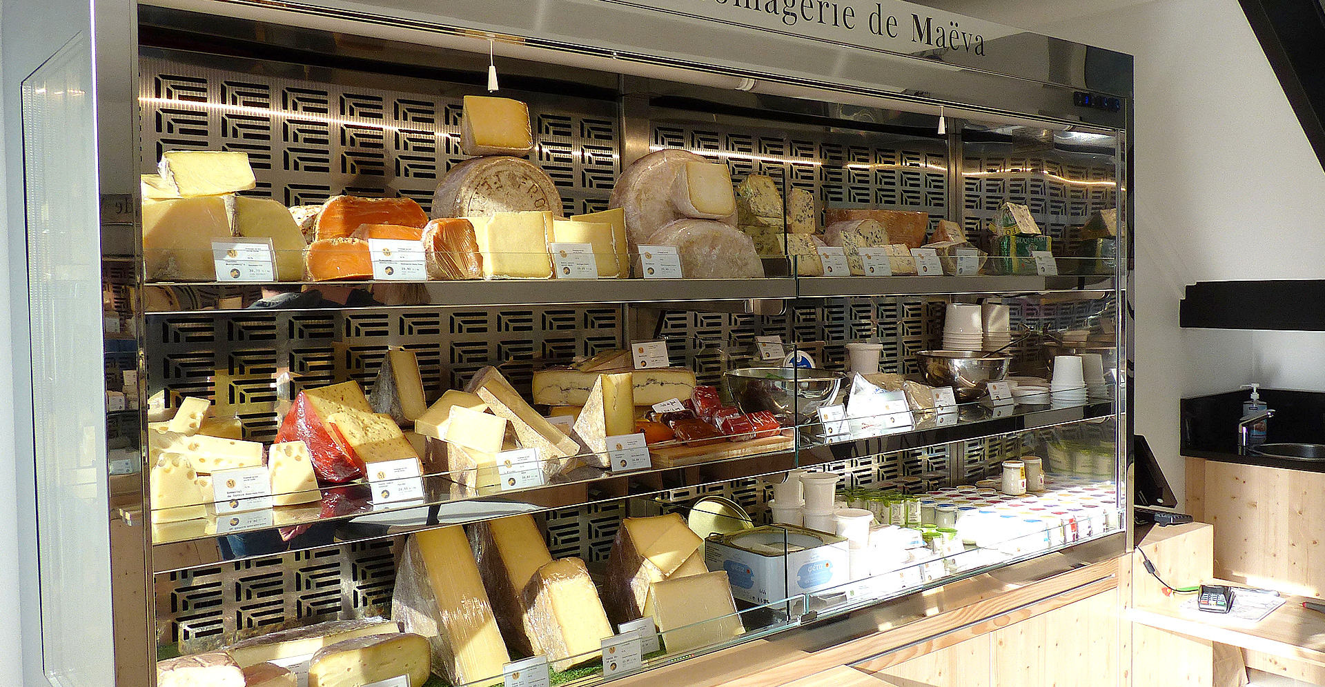 Vitrine fromagerie et crèmerie